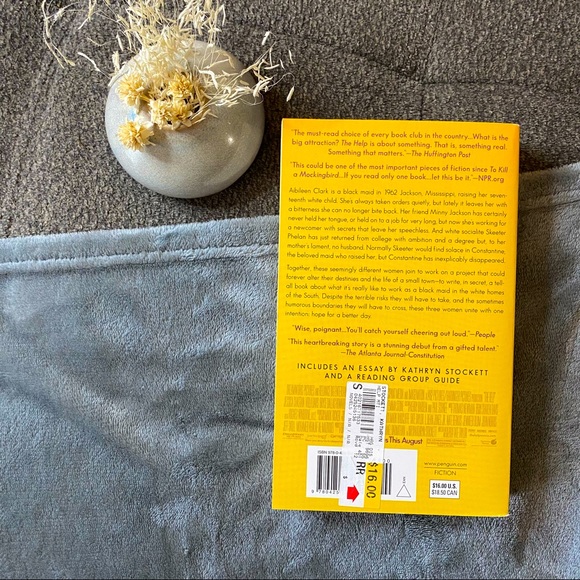The Help Softcover Novel by Kathryn Stockett. Excellent Used Condition! - Picture 3 of 5